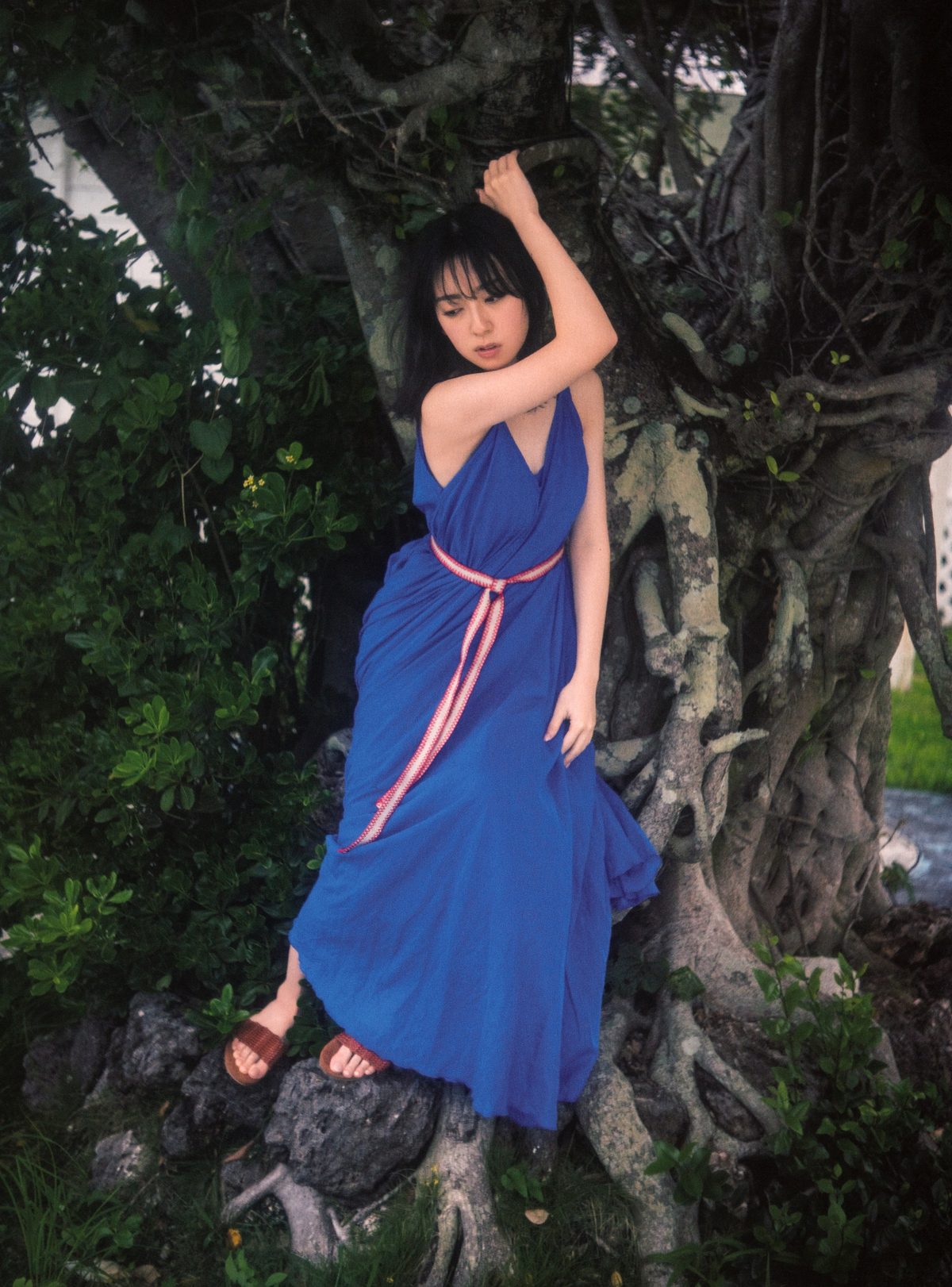 Kanemura Miku 1st Photobook v2 B 0043 5674006493.jpg