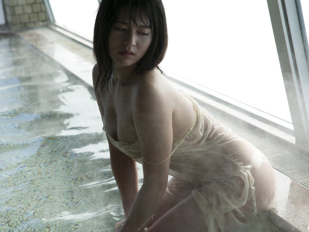 Photobook 2018 04 27 Kana Tokue 徳江かな Pureness 0053 5307424595.jpg