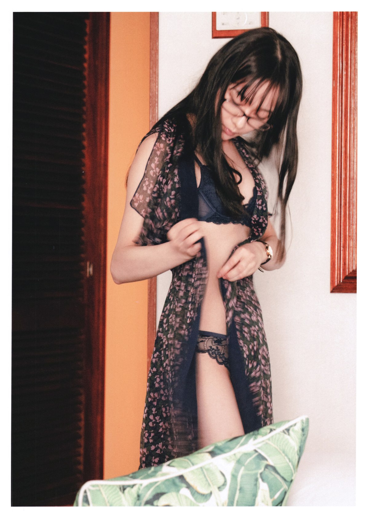 Photobook 2020 11 10 Ayane Suzuki 鈴木絢音 1st Photobook The Angle Of The Light 0015 4584504027.jpg