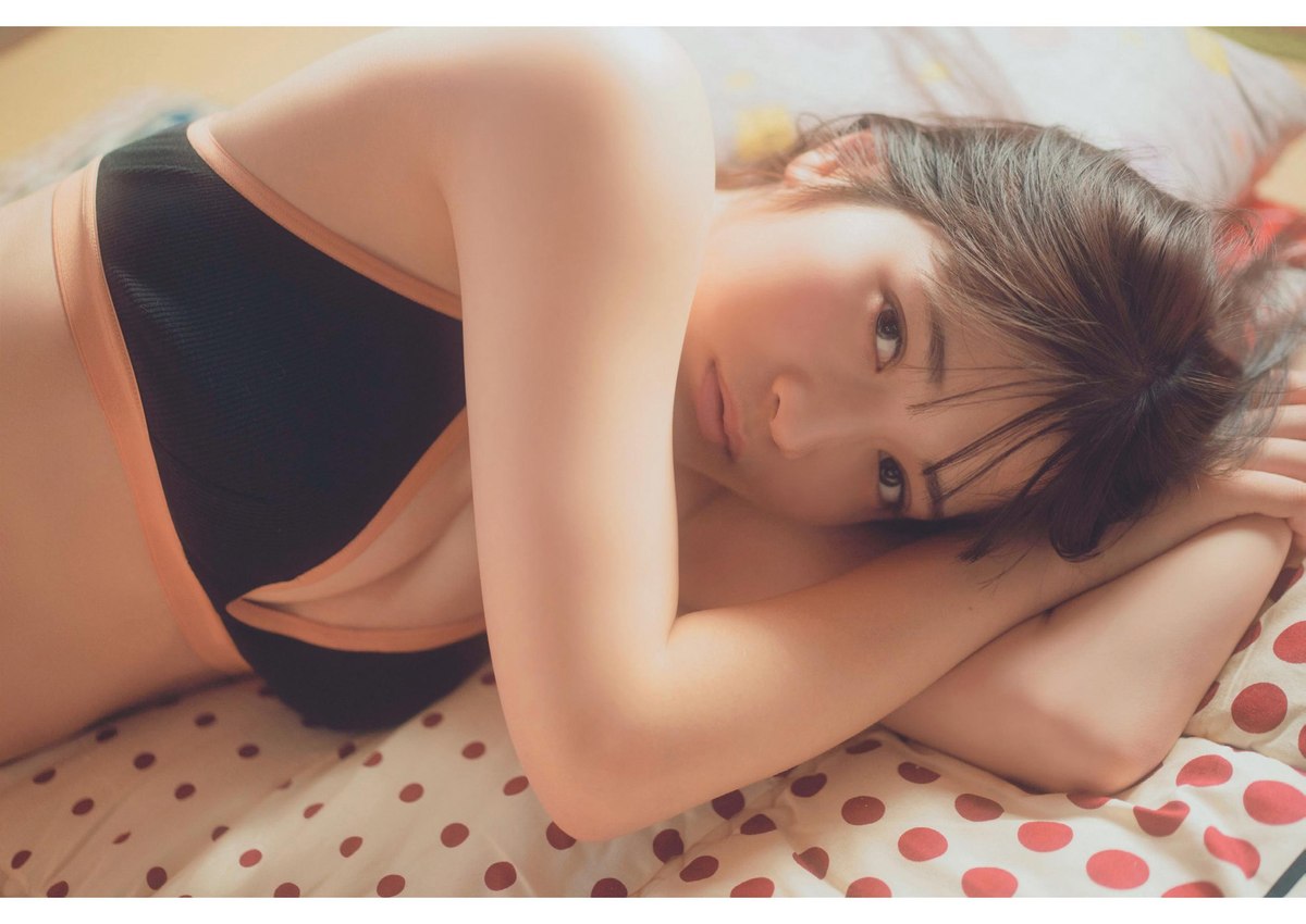 B L T Photobook 2022 03 18 Nanako Kurosaki 黒嵜菜々子 Kisetsu That You Think 0023 5696596676.jpg