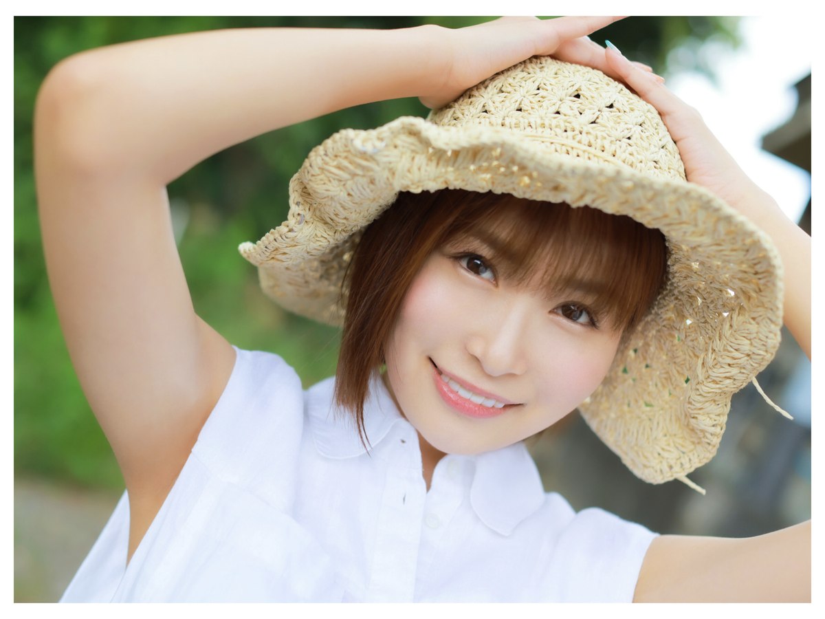 Photobook Kawai Asuna 河合あすな Official Gravure Photo Book The Beginning Season 0001 0749452031.jpg