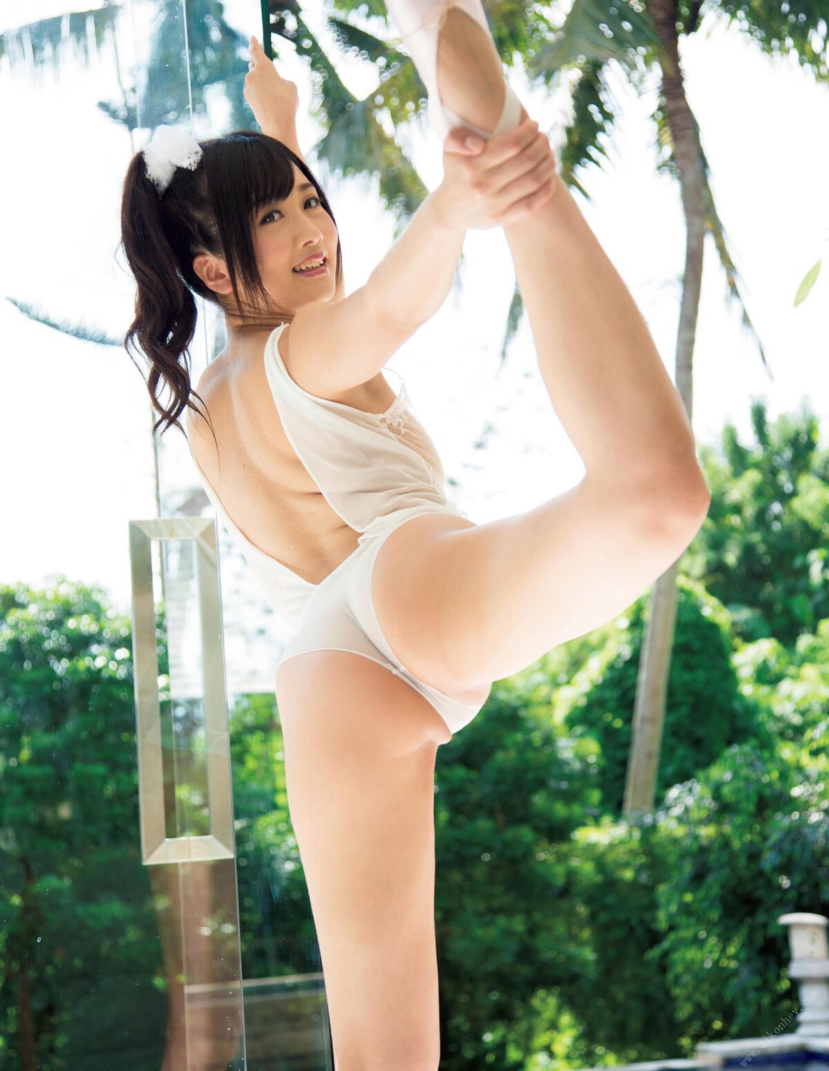 Photobook 2013 11 25 Hibiki Otsuki 大槻ひびき 1st Photobook Feel Beat Gorgeous Aizouban 0009 3766765964.jpg