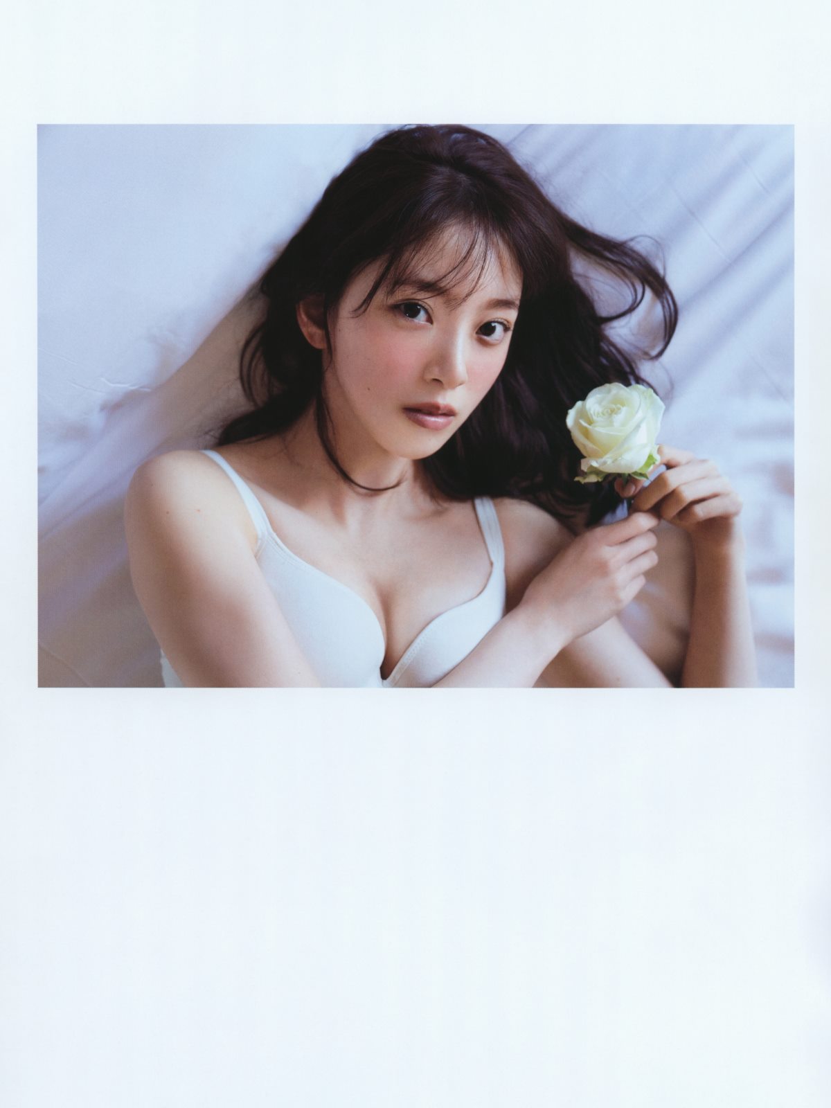 Photobook 堀未央奈 2nd写真集 いつかの待ち合わせ場所 0041 1787560366.jpg