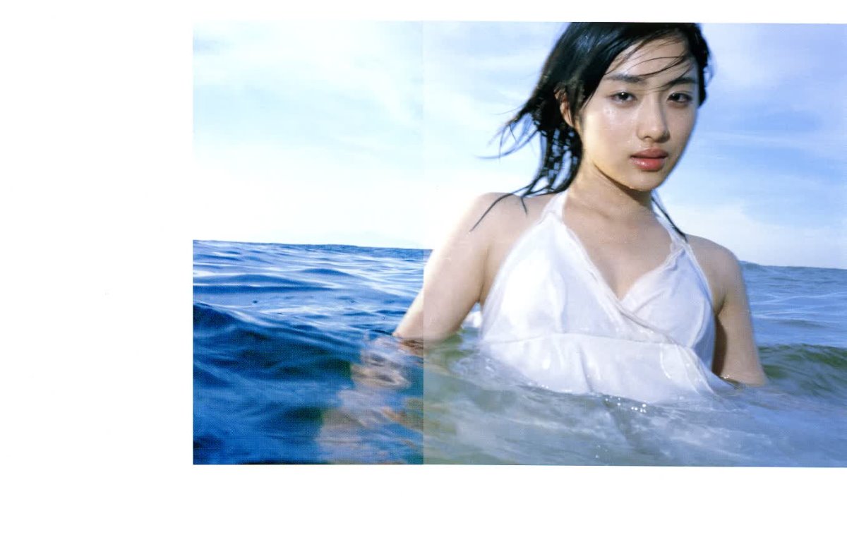 Photobook Satomi Ishihara 石原さとみ Tayutai 0060 3552431609.jpg