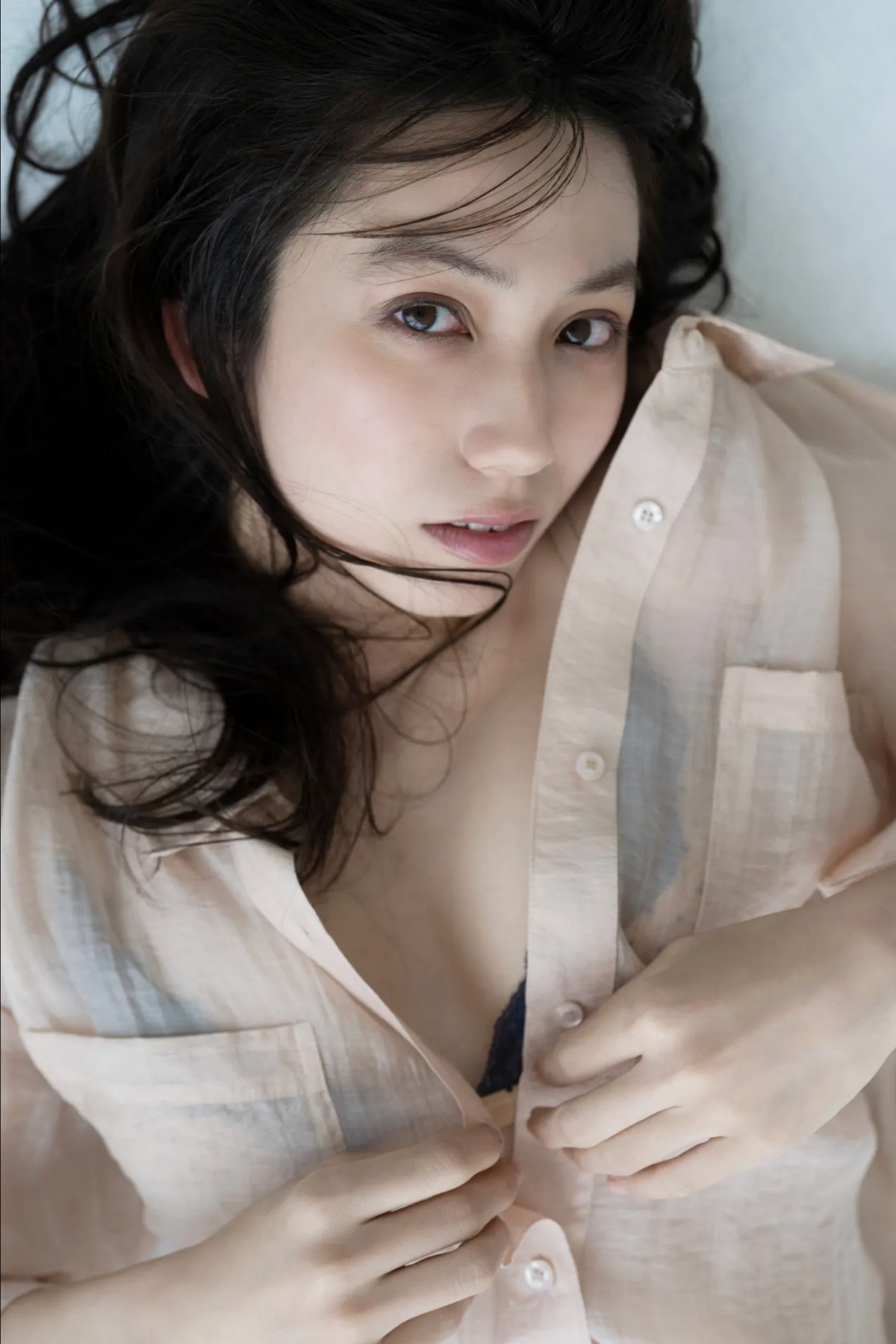 FRIDAYデジタル写真集 Airi Sato 佐藤あいり Glossy Bare Skin Vol 1 0051 6291690779.jpg