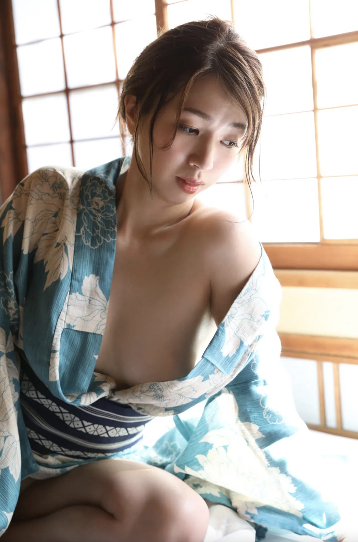 Photobook 東海 No 1 巨乳キャスター 杉本佳代 Ｇカップ乳初ヌード100カット超完全版 FRIDAYデジタル写真集 0084 9551927275.jpg