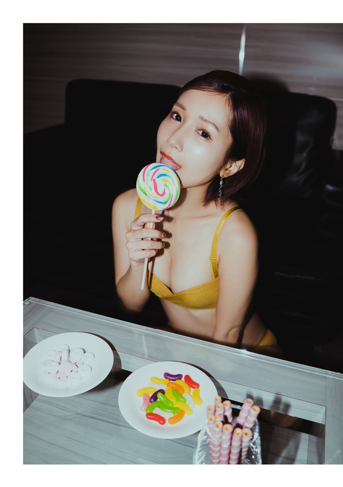 Photobook Minami Kojima 小島みなみ Escape 2022 05 13 0069 3132414961.jpg