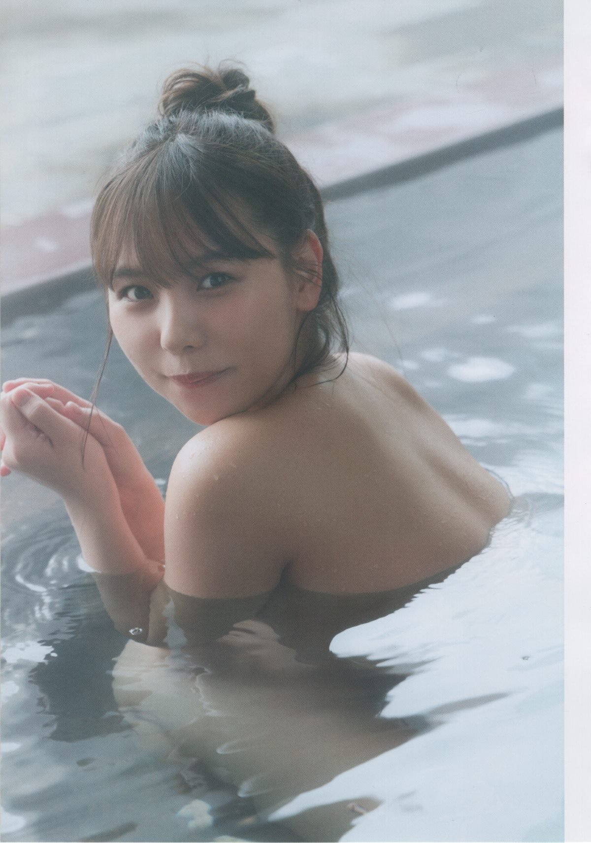 Photobook NMB48本郷柚巴1st写真集 美しい果実 0050 2771032550.jpg