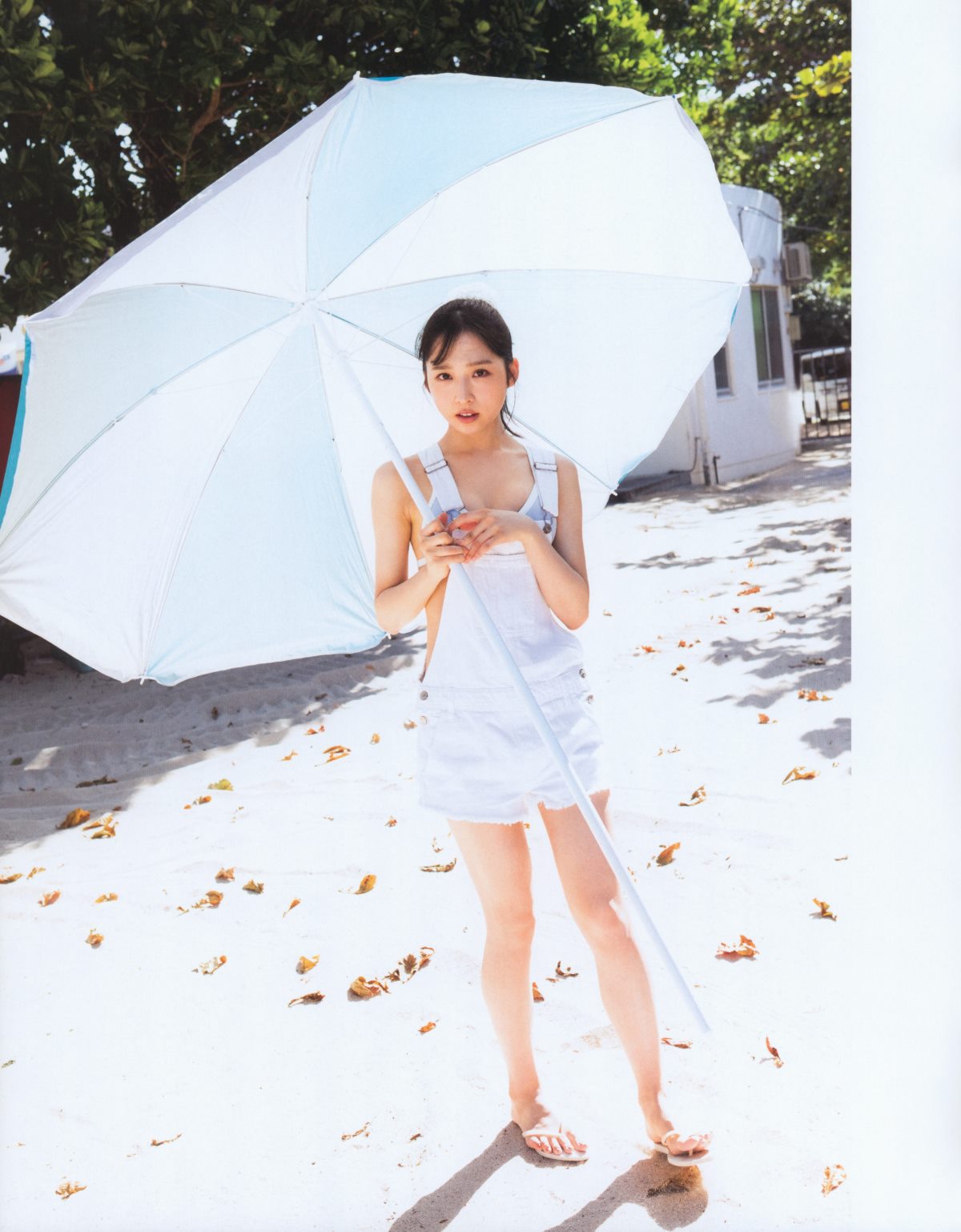 Photobook Yui Oguri 小栗有以 1st Photobook From the day I met you 君と出逢った日から 2022 01 18 0084 0428212455.jpg