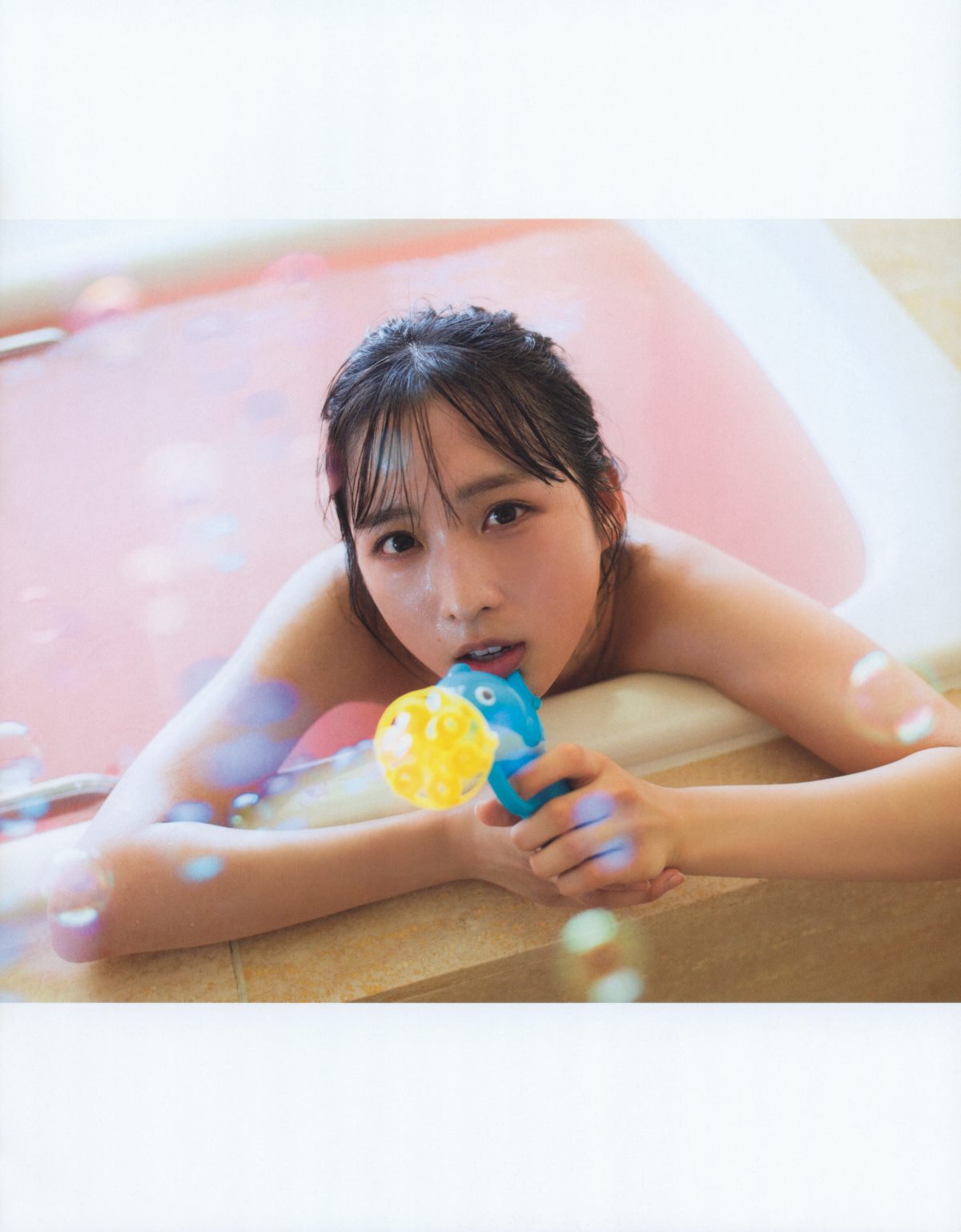 Photobook Yui Oguri 小栗有以 1st Photobook From the day I met you 君と出逢った日から 2022 01 18 0091 2032406433.jpg