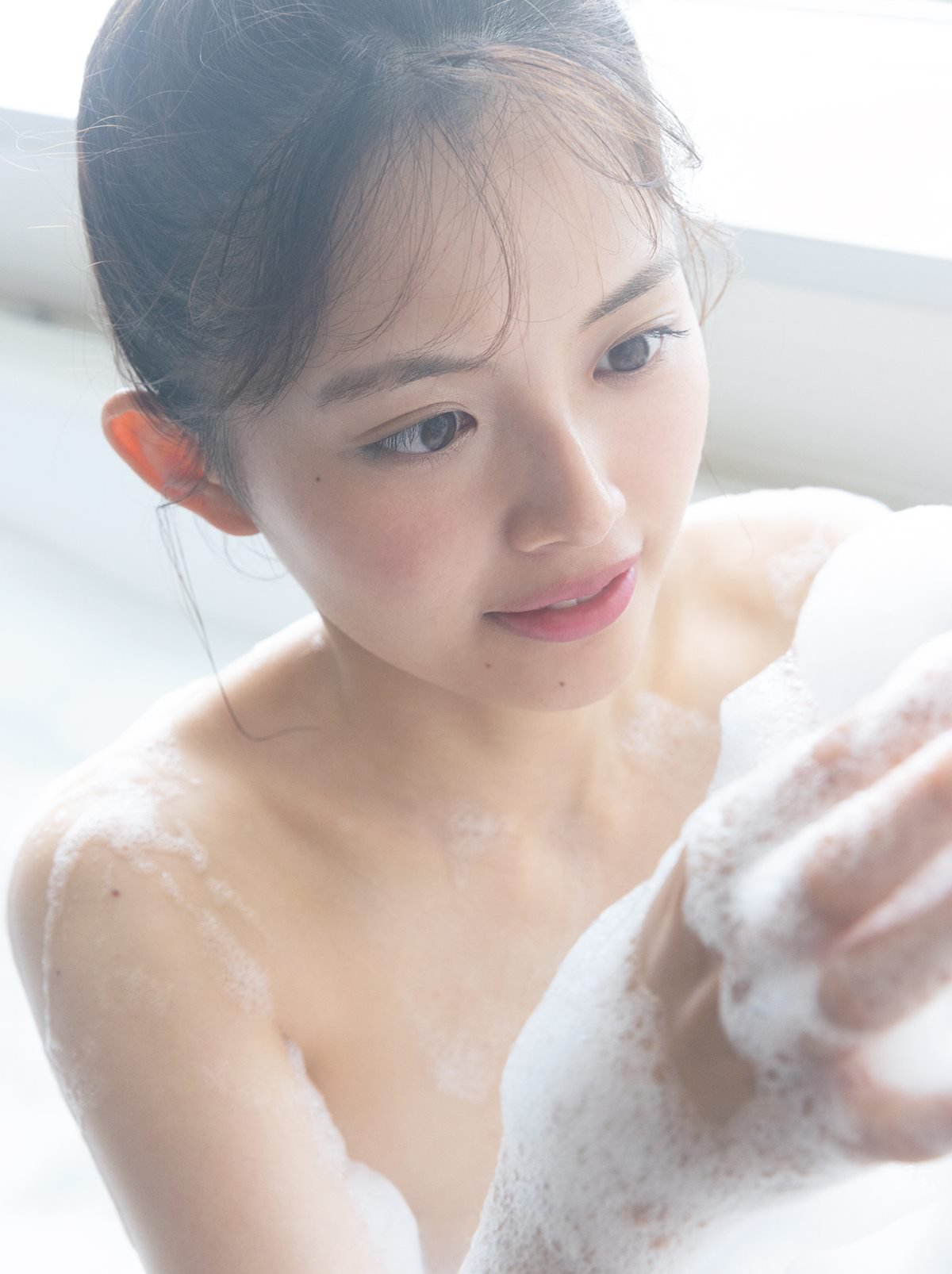 Photobook Hinami Mori 森日菜美 1st Photobook Lots of Mori もりだくさん 2022 02 23 B 0003 6759915823.jpg