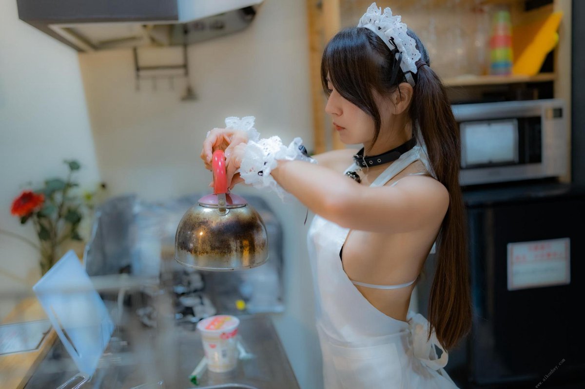 Photobook Aimi あいみ The maid who suddenly came to my house has no motivation 僕の家に突然やって来たメイドは、全くやる気がない 2021 10 15 A 0046 9713923312.jpg